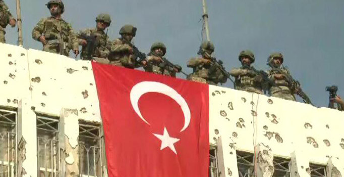 Rasulayn’da belediye binasına SMO birlikleri Türk bayrağı astı