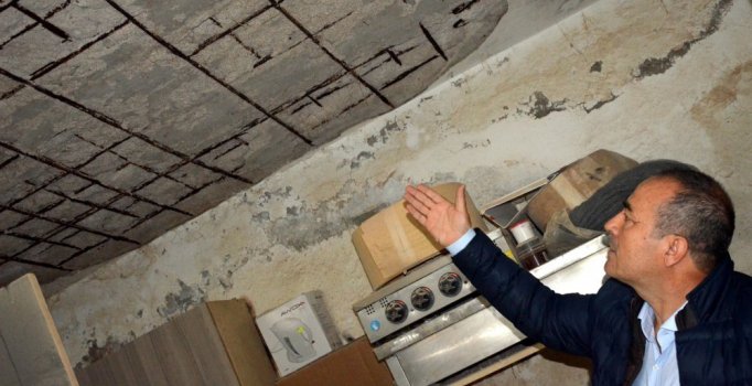 Kolonlardaki beton adeta kumlaşmış! Avcılar'da 4 katlı bina mühürlendi