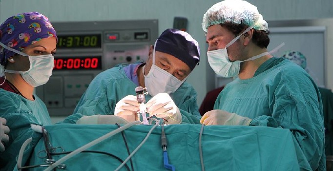 Bazı omurga ve beyin hastalıklarında açık ameliyatlar tarihe karışıyor