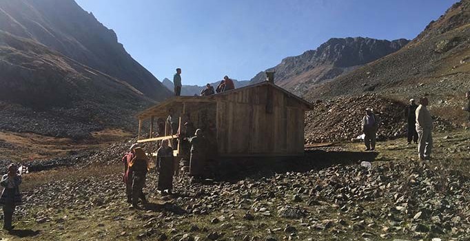 Anzer Yaylası'nda gerginlik: Yıktırmamak için evlerin üzerine çıktılar