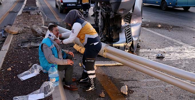 Ankara'da belediye işçilerini taşıyan pikap devrildi: 3 yaralı