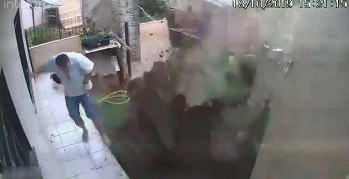 Böcekleri öldüreyim derken bahçesini havaya uçurdu