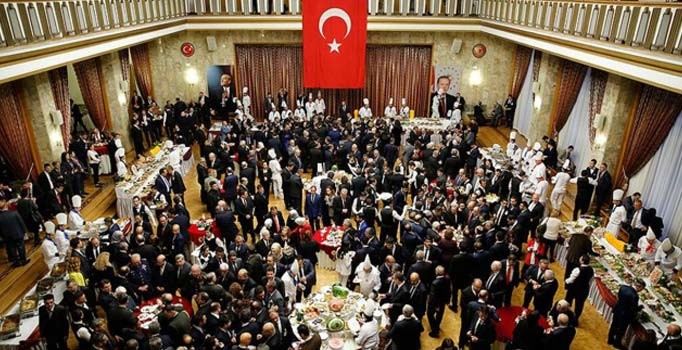 Resmi bayramlarda artık resepsiyon yerine kabul töreni düzenlenecek