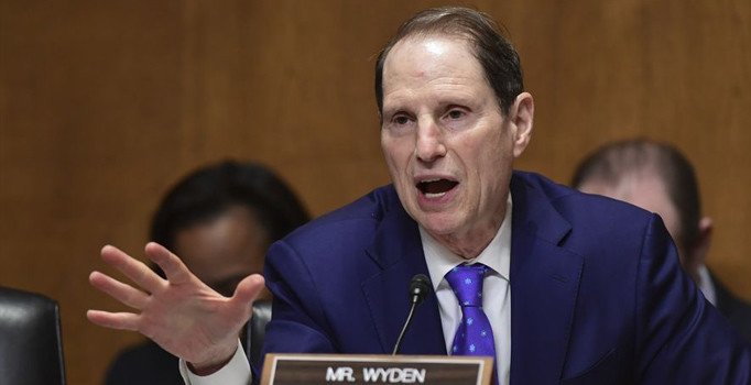 ABD'li senatör Trump ve Halkbank arasındaki ilişkiyi sordu