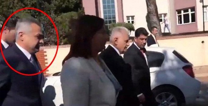 AK Partili vekil CHP'li Özlem Çerçioğlu'na omuz atıp yerine kaptı
