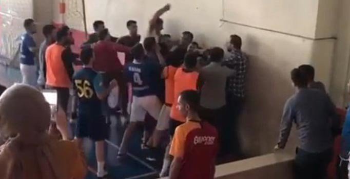 Siirt'te öğretmenlerin kavgasını öğrenciler ayırdı