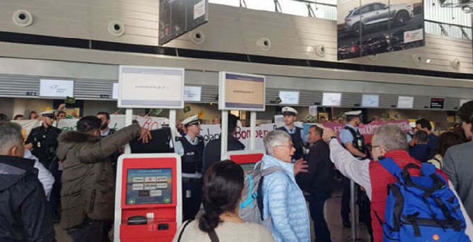 PKK yandaşları THY gişesini işgal edip Türklere saldırdı