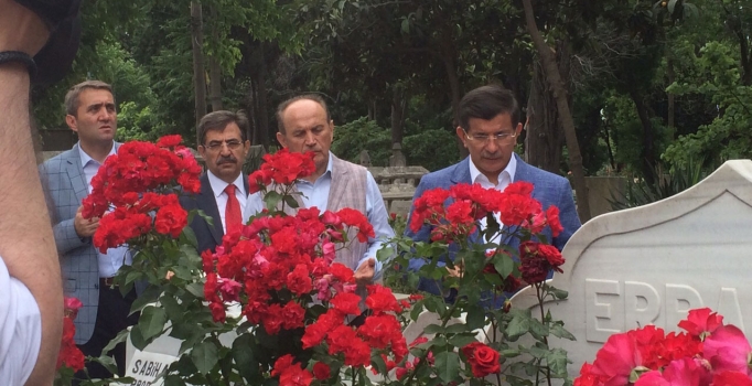 Davutoğlu Erbakan'ın mezarını ziyaret etti