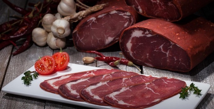 Tatile gelen gurbetçiler pastırma ve sucuk satışlarını artırdı