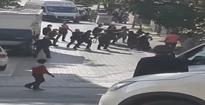 Ataşehir'de iki aile birbirine kemerlerle saldırdı