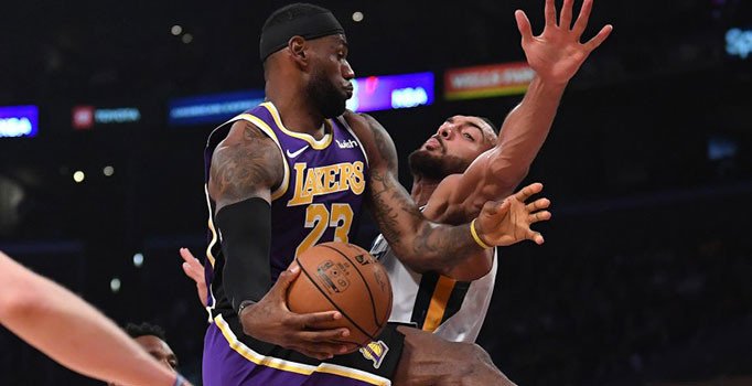 Los Angeles Lakers ilk galibiyetini aldı: 95-86