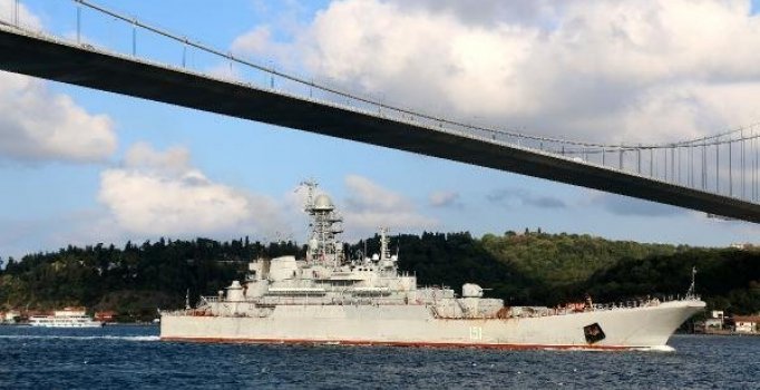 Rus savaş gemisi İstanbul Boğazı'ndan geçti