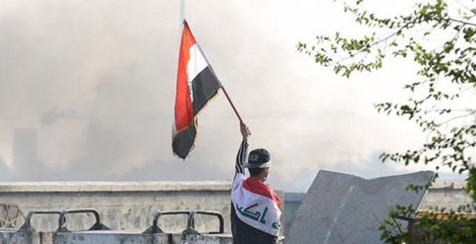 Gösterilerin sürdüğü Irak'ta 4 milletvekili istifa etti