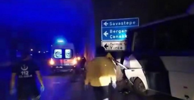 Soma'da maden işçilerini taşıyan servis midibüsü ile kamyon çarpıştı: 26 yaralı 