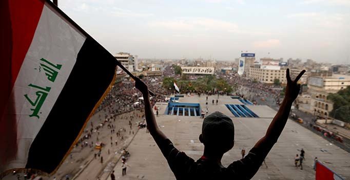 Irak'ta meydanların sesi duyuldu: Meclisler lağvedildi, siyasetçilerin ayrıcalıkları kaldırıldı