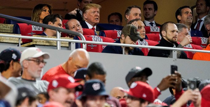 Beyzbol maçına giden Trump'a protesto: Onu tutuklayın