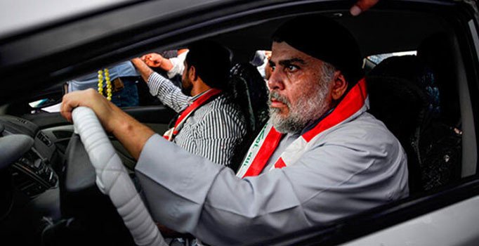 Irak'ta kaos büyüyor... Şii lider Sadr sokağa indi, Necef'teki gösterilere katıldı