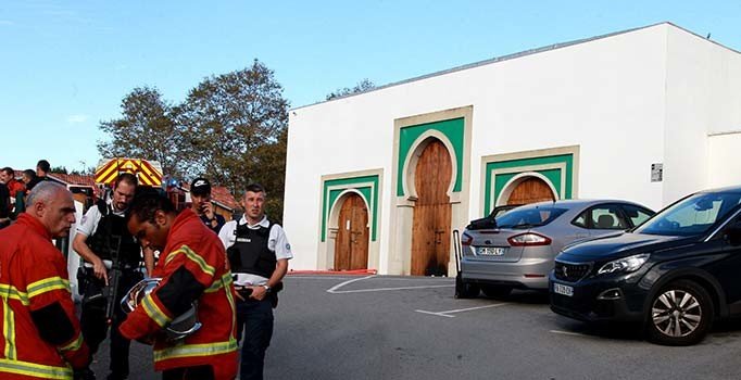 Fransa'da cami önünde silahlı saldırı: 2 kişi ağır yaralandı