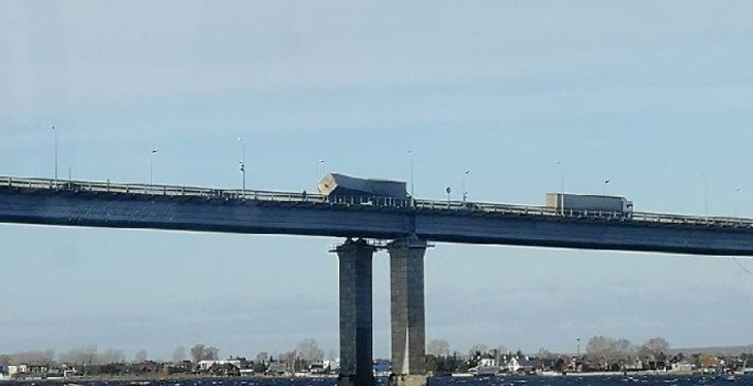 Rusya'da fırtına köprü üstündeki tırı yan yatırdı