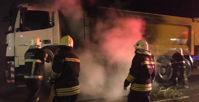 Fren balatası ısınan kamyon yandı