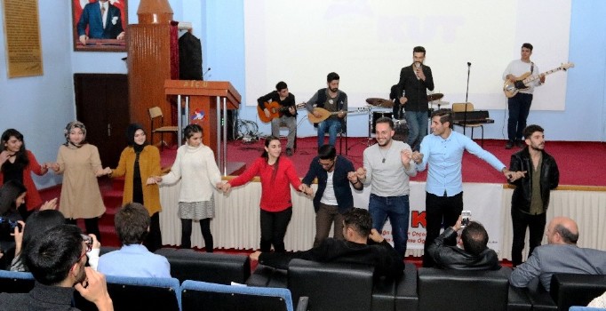 Üniversitesi öğrencileri ‘Üşüyen Çocuk Kalmasın’ diye söyledi