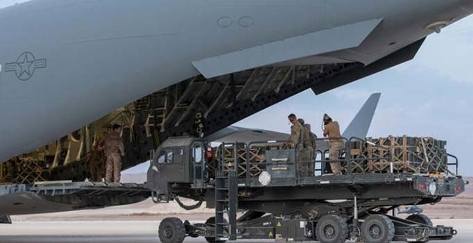 Görüntüler Kobani'den: ABD askeri, uçağa zırhlı araçlar yükleyerek gitti