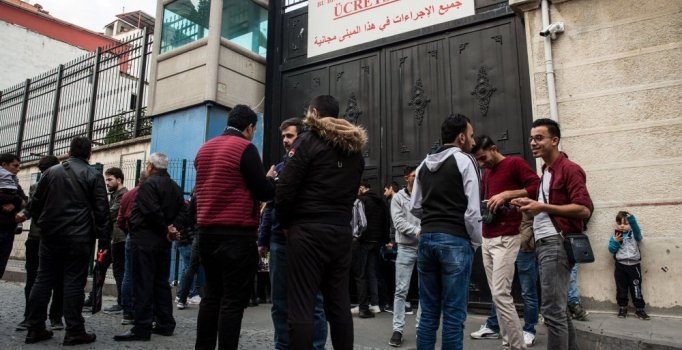 Süre doldu, Suriyeliler göç idarelerine akın etti