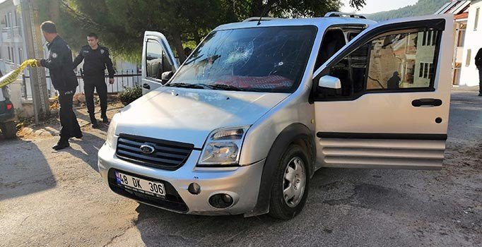 Dur ihtarı yapan polise çarptı