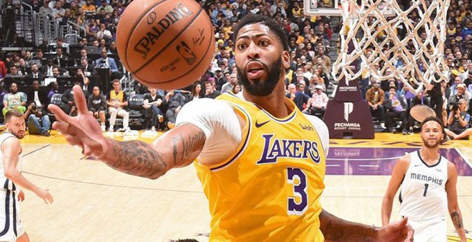 Anthony Davis'ten üç çeyrekte 40 sayı, 20 ribaunt