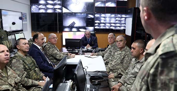 Bakan Akar komuta kademesiyle sınıra gitti