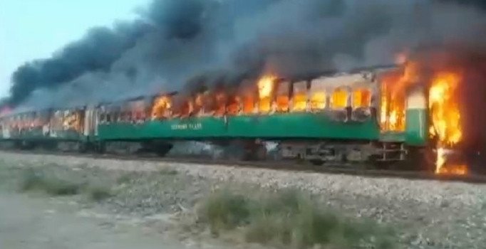 Pakistan'da yolcu treninde çıkan yangında çok sayıda kişi hayatını kaybetti