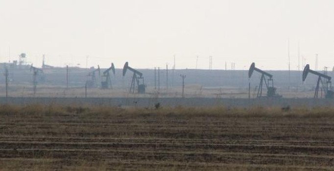 Kamışlı'daki petrol kuyuları Nusaybin'den görüntülendi