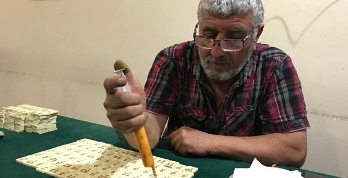 Okey taşlarını boyayarak geçimini sağlıyor