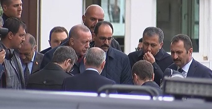 Cumhurbaşkanı Erdoğan cuma namazı öncesi yanına gelen vatandaşın mektubunu aldı