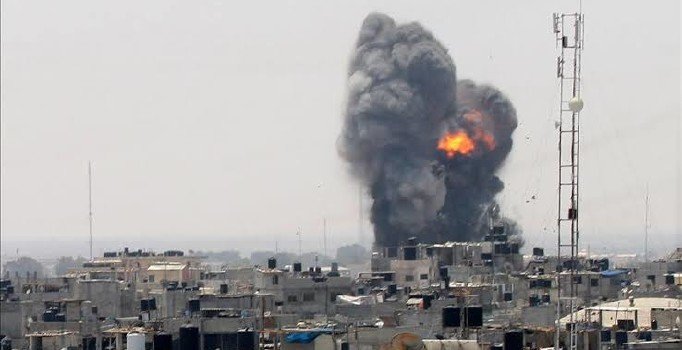 İsrail'den Gazze'ye hava ve topçu saldırısı