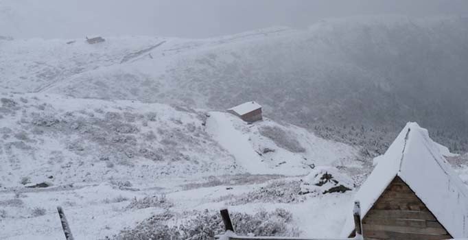 Rize'ye kar düştü, 23 kişi yaylada mahsur kaldı