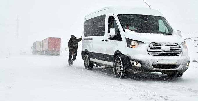Tendürek Geçidi'ne kar düştü, ulaşım kilitlendi