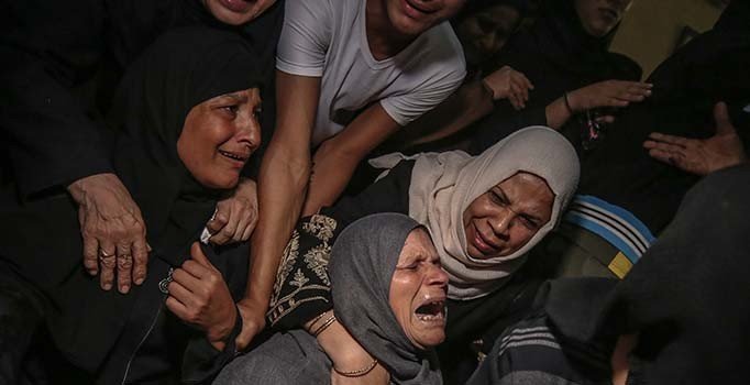 İsrail'in bombaladığı Gazze'de şehit düşen genç toprağa verildi