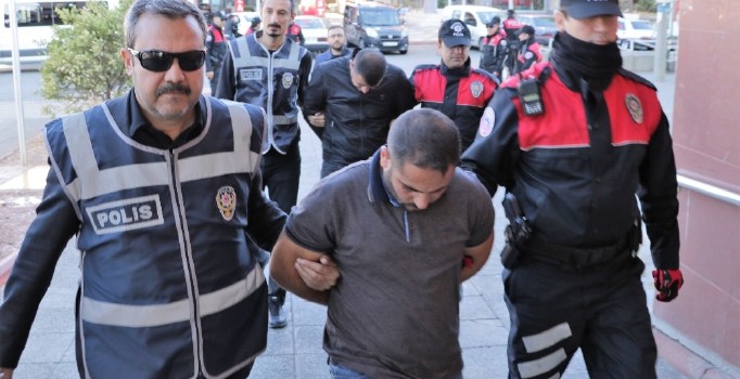 Telefon dolandırıcısı 2 kişi tutuklandı