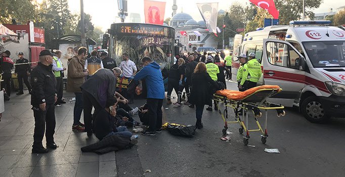 Beşiktaş'ta otobüs şoförü durağa daldı, yolcuları bıçakladı ve denize atladı