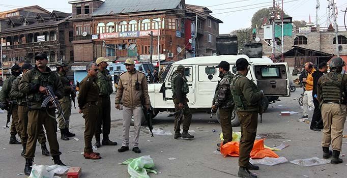 Cammu Keşmir'de pazar yerine bombalı saldırı