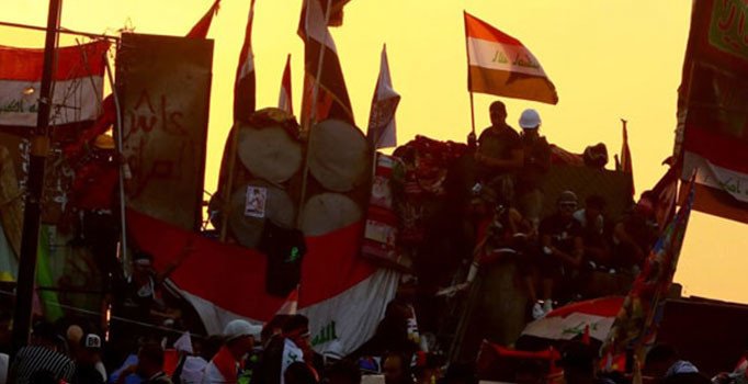 Irak'ta göstericiler İran Konsolosluğu'nu basıp Irak bayrağı astı