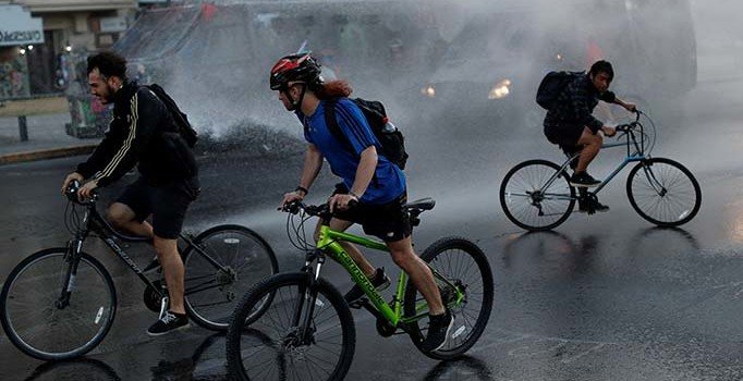 Şili’de bisikletli göstericiler, Devlet Başkanı Pinera'nın evine giden yolu kapattı