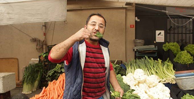 Pazarcılar çıkan haberlere çiğ ıspanak yiyerek tepki gösterdi