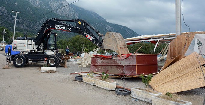 Akbük Koyu'nda kaçak yapılara ilk kepçe