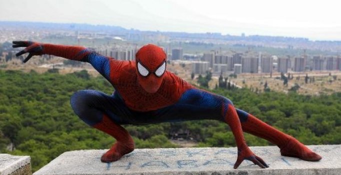 Antalyalı Burak Soylu ekmeğini 'Spiderman' olarak kazanıyor