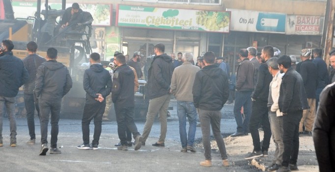 Yüksekova’da yol asfaltlama çalışması