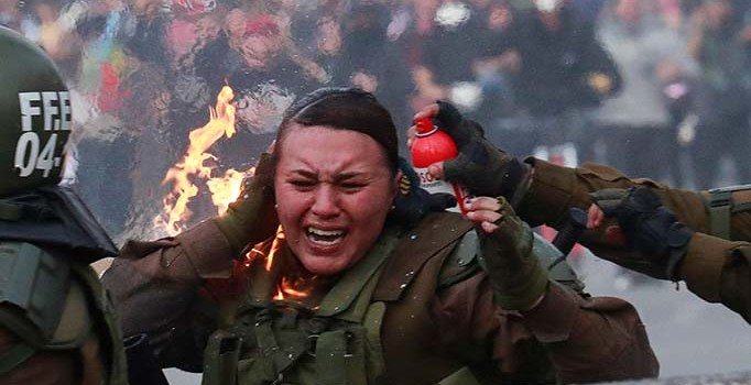 Şili'den dünyayı şoke eden görüntüler: 2 polise molotofkokteyli isabet etti