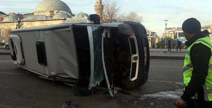 Erzurum'da cezaevi servis aracı ile minibüs çarpıştı: 6 yaralı