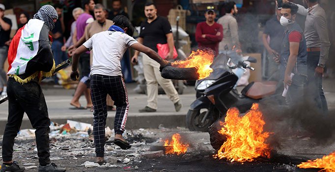 Irak'taki protestolarda göstericiler milletvekillerinin evini kundakladı